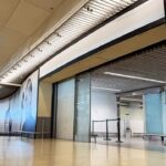 Vera Kolodzig Instagram - Há algo de profundamente nostálgico e terrivelmente emocional quanto a aeroportos. As portas abrem-se e saem rostos cansados e corpos moídos - uns na expectativa de alguém que espera, outros com pressa para não ver ninguém. E cá fora o nervosismo do reencontro, a esperança no abraço. Uns saem de olhar perdido e os seus olhos iluminam-se quando encontram a pessoa que espera. Outros de olhar sisudo dirigem-se a um cartaz com um nome formal. Outros olham para o chão com a vergonha do protagonismo não desejado. Sai uma enchente e logo o vazio de novo. Para uns é o regresso, para outros a novidade. Para uns é o descanso, para outros a realidade. Há sempre alguém que vem e vai, mas nos aeroportos ninguém fica. Fica a passagem apenas. E eu aqui me encontro, expectante e atenta, para ver aqueles olhos azuis, sentir aquele abraço quentinho e voltar a conectar-me com essa tão importante parte de mim. ❤️ . . . #aeroporto #expectations #chegadas #motherhood Aeroporto Humberto Delgado