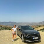Vera Kolodzig Instagram - Fazer uma roadtrip em Marrocos é mesmo uma experiência única. Sou o tipo de viajante que gosta de liberdade, de descobrir experiências autênticas e locais, longe dos rebanhos de turistas das tours organizadas. Muitas pessoas dizem que Agosto não é a melhor altura para visitar este país, no entanto essa crença tem-se vindo a provar limitadora. Estou a adorar desfrutar deste país este mês, com os planos ajustados à altura do ano. Escolho as horas de maior calor para as viagens mais longas, porque o melhor sítio para estar é mesmo dentro do meu Kia Niro @kia_portugal , em que que o ar condicionado funciona melhor do que em muitos hotéis, e assim posso desfrutar das paisagens bem confortável e fresquinha. Sendo um híbrido HEV permite-me também reduzir bastante os consumos, já que o limite de velocidade nas estradas nacionais é de 60 a 80km/h. Com a bagageira bem ampla pude trazer tudo o que me apeteceu, sem aquele desconforto de deixar coisas à vista nos parques de estacionamento públicos. Os pneus robustos dão-me ainda uma sensação de segurança, mesmo nas estradas mais esburacadas (que têm sido poucas, na verdade). Para além disso, é um carro cheio de estilo que fica super bem nestas paisagens, não acham? 😎 . . . #parceria #kianiro #kiaportugal #HEV #roadtrip #instatravel #morocco #marrocos