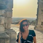 Vera Kolodzig Instagram – Dia 6: Volubilis
Nunca fui ao Templo de Diana em Évora, mas já fui às ruínas romanas em Marrocos 🫣
.
.
.
#morocco #roadtrip #volubilis #meknes #romanruins #ruinasromanas
