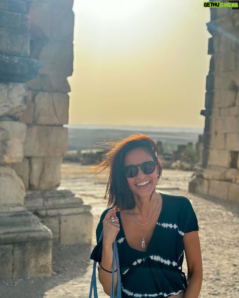 Vera Kolodzig Instagram - Dia 6: Volubilis Nunca fui ao Templo de Diana em Évora, mas já fui às ruínas romanas em Marrocos 🫣 . . . #morocco #roadtrip #volubilis #meknes #romanruins #ruinasromanas