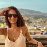 Vera Kolodzig Instagram - Dia 5: Tivemos algumas dúvidas sobre vir a Fes pelos comentários horrorizados dos nossos amigos em Portugal quanto às temperaturas em Marrocos em Agosto. Decidimos deixar o plano em aberto e deixar fluir, e assim que percebemos que as temperaturas são toleráveis, decidimos vir. Fes tem a maior Medina (cidade velha) do mundo árabe, com 220 hectares de ruas estreitas (9200 ao todo) e construções altas que garantem a sombra. Este labirinto caótico é a maior área urbana pedonal do mundo inteiro, onde casas, lojas, oficinas, escolas e palácios acolhem duas vezes mais habitantes do que Manhattan, e mesmo assim o ambiente é mais sereno e íntimo. Para visitar a Medina contámos com a ajuda de um guia que nos mostrou o bairro dos carpinteiros, o bairro dos alfaiates e alguns monumentos importantes como a Madrasa Bou Inania e o museu Nejjarine, um antigo “hotel de caravanas” onde os comerciantes deixavam os animais e mercadorias no centro rectângular para pernoitarem nos quartos nos andares de cima. Não podíamos deixar de passar na Chouara Tannery. Assim que entrámos tivemos de conter o vómito pelo cheiro nauseabundo que se faz sentir. Vimos todo o processo de lavagem e tintura das peles apenas por breves momentos, suficientes para o cheiro se entranhar até ao cérebro sem mesmo o molho menta que nos deram para a mão conseguir disfarçar. Nada que não ficasse esquecido com os pedidos que fizemos no mausoléu de Mulay Idriss, descendente directo do profeta Maomé. Oxalá se realizem os nossos desejos mais profundos! . . . #fes #morocco #instatravel #medina #fesmedina #travel