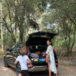 Vera Kolodzig Instagram - Quem já fez o “tetris” para colocar todos os apetrechos para as férias no seu carro? 😜 Estou a preparar-me para umas belas férias por aí, para desfrutar muito da natureza como eu gosto e aproveitar as actividades ao ar livre. Não sei bem quando regresso a casa, por isso vou bem prevenida com tenda, toldo, colchão, jogos de tabuleiro, chapéu de sol, chinelos, geleira e uma mala com roupas para mim e para o Mateus. O que vale é que a bagageira do meu Kia Niro HEV @kia_portugal é bem espaçosa, por isso, até podia só voltar daqui a um mês! Para além disso, como é híbrido, as emissões são reduzidas e garante-me mais quilómetros por menos energia. O Mateus e eu estamos prontos para partir por aí, bem confortáveis. E tu? Ainda vais de férias ou já estás de regresso? 😉 . . . #kianiro #kia #parceria #ferias #actividadesaoarlivre