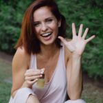 Vera Kolodzig Instagram - Há uns anos atrás sentia-me muito insegura e com fraca autoestima. Não gostava muito de mim e fazia tudo para agradar, colocando muitas vezes as necessidades dos outros à frente das minhas. Isso às vezes reflectia-se também em timidez que era depois confundida com arrogância ou mau feitio. Nem sempre fui uma pessoa positiva. Percebi nos últimos anos que a felicidade dá trabalho e começa dentro de nós. E ser feliz não significa que estou sempre bem, significa apenas que vivo de forma mais consciente. A felicidade para mim é como o céu azul que está sempre lá, apesar das nuvens que passam. A @liquidland_ ,desafiou-me a partilhar 5 dicas para uma vida mais positiva: 🌿Respiração Tomar consciência da respiração traz-nos ao momento presente. Há que praticar para a sabermos usar nos momentos mais desafiantes. 🌿Apreciação Apreciar e agradecer as coisas simples potencia as nossas emoções positivas. Podemos fazer uma lista de gratidão ou simplesmente agradecer as pequenas coisas do nosso dia-a-dia. 🌿Autocuidado Cuidar de nós fomenta a auto-estima e amor próprio. Os nossos rituais, como cuidar da pele, são um óptimo começo. 🌿Aceitação Aceitar o que não podemos mudar traz-nos paz e tranquilidade. 🌿Responsabilização Assumir responsabilidade sobre a nossa atitude permite-nos mudar o que está ao nosso alcance. Espero que estas dicas te permitam começar a viver de forma mais positiva. Este óleo natural está disponível na minha loja em kologica.com com 30% de desconto até dia 4 de agosto. Aproveitem! . . . #pub #liquidland #autocuidado #selfesteem #vidapositiva #kologicadevida