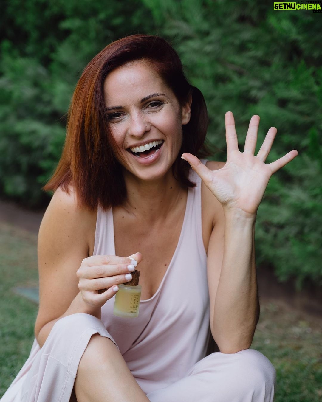 Vera Kolodzig Instagram - Há uns anos atrás sentia-me muito insegura e com fraca autoestima. Não gostava muito de mim e fazia tudo para agradar, colocando muitas vezes as necessidades dos outros à frente das minhas. Isso às vezes reflectia-se também em timidez que era depois confundida com arrogância ou mau feitio. Nem sempre fui uma pessoa positiva. Percebi nos últimos anos que a felicidade dá trabalho e começa dentro de nós. E ser feliz não significa que estou sempre bem, significa apenas que vivo de forma mais consciente. A felicidade para mim é como o céu azul que está sempre lá, apesar das nuvens que passam. A @liquidland_ ,desafiou-me a partilhar 5 dicas para uma vida mais positiva: 🌿Respiração Tomar consciência da respiração traz-nos ao momento presente. Há que praticar para a sabermos usar nos momentos mais desafiantes. 🌿Apreciação Apreciar e agradecer as coisas simples potencia as nossas emoções positivas. Podemos fazer uma lista de gratidão ou simplesmente agradecer as pequenas coisas do nosso dia-a-dia. 🌿Autocuidado Cuidar de nós fomenta a auto-estima e amor próprio. Os nossos rituais, como cuidar da pele, são um óptimo começo. 🌿Aceitação Aceitar o que não podemos mudar traz-nos paz e tranquilidade. 🌿Responsabilização Assumir responsabilidade sobre a nossa atitude permite-nos mudar o que está ao nosso alcance. Espero que estas dicas te permitam começar a viver de forma mais positiva. Este óleo natural está disponível na minha loja em kologica.com com 30% de desconto até dia 4 de agosto. Aproveitem! . . . #pub #liquidland #autocuidado #selfesteem #vidapositiva #kologicadevida