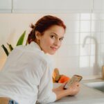 Vera Kolodzig Instagram - Há várias formas de sermos mais sustentáveis na cozinha mudando pequenos hábitos. Antes ía às compras e depois, quando chegava a casa, percebia que afinal tinha 2 ou 3 vezes do mesmo produto 🙄 Ou chegava ao fim da semana e percebia que tinha de deitar fora muita coisa que apodrecia. Para combater este desperdício mudei algumas coisas: faço a minha lista de compras ainda em casa, para poder verificar o que realmente me faz falta. Em vez de escrever a lista à mão, escrevo no telemóvel, poupando assim papel. Consulto também os produtos e as promoções no folheto digital do mês, que poupa também muito papel e consequentemente muitas árvores. Assim consigo ser mais eficaz quando chego ao supermercado e não perco tempo a vaguear pelos corredores a ver rótulos e preços. Posso fazer tudo isto na App da @auchan_pt. Confesso que às vezes ainda tenho algumas sobras alimentares, mas já não as desperdiço porque dou-as às minhocas comilonas do meu vermicompostor, que as transformam em adubo e húmus para as plantas. Se este passo ainda é muito à frente para ti podes só começar por usar a App da @auchan_pt para seres mais sustentável desde já 😜 . . . #pub #auchan #appAuchan #folhetodigital #escolhassustentaveis