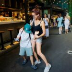 Vera Kolodzig Instagram - Missão cumprida. As razões porque decidi fazer esta viagem agora com o Mateus foram cumpridas: eu fazer as pazes com Londres 16 anos depois e visitar os estúdios do Harry Potter. Por esta ordem segundo ele - considera o fazer as pazes mais importante do que o seu mais recente feiticeiro preferido ❤️. Que bonita viagem esta, a todos os níveis. Foi muito bom estar em Londres como turista com um olhar novo e curioso sobre os locais e a história. Foi muito bom estar em Londres acompanhada, sem ser engolida pela solidão de quem habita uma grande cidade. Quando engravidei uma grande amiga disse-me “agora nunca mais vais estar sozinha” e é verdade. Não estou sozinha nunca porque mesmo afastados o Mateus está sempre comigo. E para além disso tenho um companheirão de viagem sempre que quero. Ao querer “ensinar-lhe” sobre culturas e locais também eu aprendo muito. Ao querer proporcionar-lhe experiências memoráveis também eu as vivo, emocionando-me de beleza (como quando ouvi os primeiros acordes do musical do Rei Leão com os imponentes figurinos a encherem a sala, ou quando as portas do Great Hall do Harry Potter se abriram nos estúdios). Nestes momentos o Mateus pergunta logo “Mãe, estás a chorar?” E eu “Sim, Mateus, fico muito emocionada, isto é lindo!” Não tirei grandes fotos, mas as melhores ficam na memória da alma de qualquer maneira. Estas foram tiradas pela minha amiga Aline @deluxenomad que também já não via há anos. Foi uma viagem de emoções, descobertas, diversão e reencontros. ❤️🙌 Agora preciso de férias das férias 😂😜 . . . #london #travelwithkids #instatravel #uk #harrypotter #boroughmarket