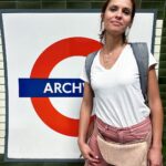 Vera Kolodzig Instagram - Quando viajas sozinha com uma criança de 8 anos e o tripé se parte no primeiro dia, as fotos e vídeos possíveis são de baixo para cima 🤣 . . . #travelwithkids #london #londres #instatravel #warnerbrosstudiotour