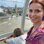 Vera Kolodzig Instagram - Viajar sozinha com uma criança de 8 anos requer alguma organização e planeamento. Eu, que gosto de aproveitar ao máximo as minhas viagens e neste caso tinha os dias contados, aprendi na última viagem a Barcelona que o melhor mesmo é organizar cada dia quando estamos em cidades grandes, para poder dar alguma segurança ao Mateus. Deixei alguns dias livres em Barcelona, que com a minha própria incerteza de para que lado me virar, culminou em birras de cansaço das duas partes 😬. Isto porque uma das grandes necessidades do Mateus é segurança, mais do que novidade. Então percebi que o maior estado de flow se dá quando existe estrutura, tal como a liberdade que as rotinas nos dão, tal como as melhores improvisações exigem preparação. Nesta viagem decidi que faríamos dia sim dia não as actividades para ele e as actividades para mim. Assim estamos os dois preparados para cada dia e acabamos por nos divertir mais. No primeiro dia fizemos uma walking tour do Harry Potter (eu nem sou muito de passeios de grupo organizados, mas a verdade é que sozinha com ele me dá alguma estrutura e facilita a logística), e foi espectacular! Ficámos a conhecer Londres pelas localizações das filmagens e ainda aprendemos alguma história. O segundo dia foi dedicado a mim - um reencontro com uma amiga de há 16 anos, uma visita à escola, um passeio na floresta (na natureza como eu gosto) e uma experiência gastronómica única criada pelo @henriquesapessoa no @joiabattersea . Hoje começámos no London Eye e percebi que o Mateus herdou o meu medo de alturas 😬. Nada que uma pequena mentirinha sobre como cada cápsula se transforma num zepelim e voa no caso de se desprender da roda não resolvesse. Deu para acalmar o seu coração acelerado, e passado umas horas assumi a mentira. O museu da cera foi demasiado intenso para nós. Não entendo a necessidade destes lugares de exagerarem nos decibéis do som. Já não basta a intensidade de levar com centenas de pessoas, ainda ficamos com o cérebro tremido de efeitos especiais. Acabámos o dia com o Rei Leão e já me emocionei. A beleza e o talento são arrebatadores para mim. Que boa experiência esta! Londres… O meu coração está a abrir-se novamente para ti ❤️