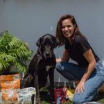 Vera Kolodzig Instagram - Sei que sou suspeita, mas acho mesmo que o meu cão é super fotogénico e instagramável 🤣, tanto, que chamou a atenção da @lilyskitchenpetfood para ser rosto da marca. Como dona orgulhosa não pude rejeitar o convite, até porque a marca está super alinhada com os princípios e valores cá de casa. A Lily’s Kitchen é uma marca de alimentação autêntica, com ingredientes naturais, saudáveis e deliciosos. A oferta é muita, com alimentação seca, húmida e snacks. E o Tofu é bastante exigente. Para quem o conhece sabe que ele é esquisitinho com comida, e esta, ele devora! Para além disso a Lily’s Kitchen foi a primeira empresa de alimentação animal a receber o certificado B-Corp, o que significa que é reconhecida pelo seu elevado desempenho social e ambiental, responsabilidade e transparência, tendo assim um impacto positivo no mundo. E pronto, ele é tão giro que nem precisa de make-up ou filtros. Vamos ver se agora ainda posso andar na rua com ele sem ser bombardeada de pessoas a querer tirar selfies com o cão mais fofo do pedaço. . . . #tofu #tofuinfluencer #lilyskitchen #dogfood #doglovers #doglover #comidadecao #animaissaofamilia #pub