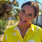 Vera Kolodzig Instagram - A primeira vez que me convidaram para apresentar foram umas pequenas intervenções numa gala da TVI ao lado do @pedrograngeroficial . Eu estava nervosíssima, era a primeira vez que ía estar em cima de um palco sem máscaras, confiando apenas na minha presença e carisma pessoal, no qual eu não acreditava minimamente. Fui ao ensaio no dia anterior para ensaiar cada passinho (ainda por cima ía estar de saltos e com um vestido chique, nos quais eu também não me sentia muito confortável) e para perceber como se lia um teleponto. O @pedrograngeroficial não apareceu no ensaio e no dia do directo improvisou um pouco porque já tinha bastante à vontade com a situação. Fiquei furiosa. Ele obviamente não fez por mal, apenas deu o seu melhor em algo que já fazia tão bem, mas eu, do fundo da minha insegurança, queria responsabilizar alguém pela minha falta de competência. Entretanto já assumi a minha responsabilidade e perdoei o meu “eterno namorado da ficção”. Foram precisos muitos anos (e muita terapia) para eu aprender a estar à vontade a apresentar. Bendita a hora em que o @helderdiasmarques se lembrou que a atriz Vera Kolodzig podia dar uma boa apresentadora. A verdade é que aprendi a ouvir melhor, a estar presente, a demonstrar curiosidade e a rir de mim própria. Aprendi a dizer o que penso sem complexos e a arriscar nas piadas secas. Fui ganhando cada vez mais prazer em brincar com a câmara sem medos. Hoje acabei as gravações de mais uma temporada de @missaoportugues emocionada, grata por ter descoberto mais uma faceta de mim com este programa e com esperança de não deixar esta experiência na apresentação por aqui. . . . #missao100portugues #apresentadora #atriz #shineiberia #rtp
