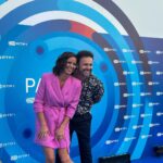 Vera Kolodzig Instagram - Até parece que nos damos bem, não é @joaopaulorodrigues.oficial ? 😜 Hoje foi dia de ir conhecer a nova grelha da @rtppt . . . . Styling: @vanessamarquesstyling Cabelos: @hairfusionlisboaoficial Vestido: @decenio e @goncalopeixotoficial Jóias: @sarasousapinto Sapatos: @aldo_shoes @chefoscargeadas @leonorbaboactores @thisisluvin #rtp #grelhartp #missao100portugues Capitólio