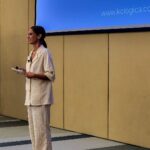 Vera Kolodzig Instagram - Durante muitos anos vivi com uma autoestima muito baixa, com medo que as pessoas não gostassem de mim, do que pensava, do que era. Sempre gostei de pisar palcos, mas sempre escondida por trás de um personagem - e mesmo assim sofria se não gostassem da minha interpretação. Achava que não gostarem do meu trabalho significava não gostarem de mim e tal como todos os seres humanos tenho a necessidade de me sentir amada, apreciado e reconhecida. Levei algum tempo a perceber que não gostarem de mim num palco não significava que não gostavam de mim enquanto pessoa, não gostarem de mim enquanto profissional não significava que o meu valor pessoal era menor. Hoje em dia piso palcos sem máscaras, e o prazer que tiro disso é muito maior do que alguma vez imaginei. Ontem foi dia de ir falar de comunicação saudável, de apresentar ferramentas para gerar empatia e dessa forma melhorar relações pessoais e profissionais. Nunca é tarde para aprender e é isso que pretendo continuar a fazer para que aos poucos possa contribuir para um mundo melhor ❤️. . . . #palestra #selfesteem #comunicacaosaudavel #kologica #kologicacorporate Styling: @vanessamarquesstyling