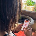 Vera Kolodzig Instagram - As férias estão a acabar e já estou com vontade de regressar a casa depois de quase um mês, mas só de pensar que quando chegar tenho de tirar tudo da bagageira, descarregar malas, lavar roupa, arrumar souvenirs, ir buscar o meu cão, organizar-me e ainda ir ao supermercado reabastecer começa a dar-me uma preguicinha… Então decidi preparar-me de outra maneira e fazer as compras nos últimos dias de férias ainda a sentir o ar do mar e o calor do sol. Fiz as compras através da App da @auchan_pt , e agendei a entrega para o dia da minha chegada, para que o Mateus e eu possamos ter logo tudo o que precisamos no primeiro dia: frutas, vegetais, produtos de mercearia, snacks e bebidas. Opto pelas opções biológicas sempre que possível e aproveito as promoções do folheto digital. Assim quando chegar é menos uma tarefa e para quem andou tanto tempo a saltitar de um lado para o outro vai saber-me bem poder ficar em casa. . . . @auchan_pt #pub #PoupancaMaisImportante #Auchan #AuchanPortugal #comprasonline #appauchan