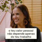 Vera Kolodzig Instagram - A tua autoestima depende do teu trabalho? É um sentimento comum em muitas pessoas. Pensamos que se não temos uma boa performance na área profissional significa que estamos a falhar connosco próprios. Pensamos que se não gostam do nosso trabalho, não gostam de nós. Mas há uma diferença entre o valor pessoal e o valor profissional. E temos que ter maturidade emocional suficiente para saber distingui-los. Ensinamos isto e muito mais no Life MBA. Com +500 alunos e uma nota média de qualidade de 9.7/10, o Life MBA é uma viagem de 1 ano onde transformas todas as áreas da tua vida 🔥 Junta-te a +100 mentores de excelência como a Vera Kolodzig. Inscrições abertas até Domingo - Link na bio #seekers #lifemba #autoestima #amorproprio