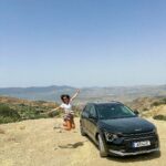 Vera Kolodzig Instagram - Fazer uma roadtrip em Marrocos é mesmo uma experiência única. Sou o tipo de viajante que gosta de liberdade, de descobrir experiências autênticas e locais, longe dos rebanhos de turistas das tours organizadas. Muitas pessoas dizem que Agosto não é a melhor altura para visitar este país, no entanto essa crença tem-se vindo a provar limitadora. Estou a adorar desfrutar deste país este mês, com os planos ajustados à altura do ano. Escolho as horas de maior calor para as viagens mais longas, porque o melhor sítio para estar é mesmo dentro do meu Kia Niro @kia_portugal , em que que o ar condicionado funciona melhor do que em muitos hotéis, e assim posso desfrutar das paisagens bem confortável e fresquinha. Sendo um híbrido HEV permite-me também reduzir bastante os consumos, já que o limite de velocidade nas estradas nacionais é de 60 a 80km/h. Com a bagageira bem ampla pude trazer tudo o que me apeteceu, sem aquele desconforto de deixar coisas à vista nos parques de estacionamento públicos. Os pneus robustos dão-me ainda uma sensação de segurança, mesmo nas estradas mais esburacadas (que têm sido poucas, na verdade). Para além disso, é um carro cheio de estilo que fica super bem nestas paisagens, não acham? 😎 . . . #parceria #kianiro #kiaportugal #HEV #roadtrip #instatravel #morocco #marrocos