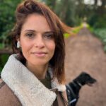 Vera Kolodzig Instagram – Uma das minhas resoluções para este ano é ler mais. Tenho tantos livros na estante que quero ler, tanta matéria para estudar, tanta coisa para aprender. E mesmo sem televisão em casa parece que o tempo para ler é escasso.
Organizo os meus dias dando uma cor a cada tarefa no calendário baseada no acrónimo da psicologia positiva: o SPIRE. Spiritual a lilás (espiritual), Physical a azul escuro (físico), Intelectual a amarelo, Relational a verde (relacional) e Emotional a rosa (emocional). Cada uma destas dimensões contribui para a felicidade integral e assim, olhando para o meu calendário colorido consigo perceber em que áreas devo investir mais. Depois uso o cinzento para a secção “deveres”. 
O passeio ao Tofu costumava estar no meu calendário a cinzento, depois comecei a mudar a cor para azul ou lilás – aproveitando esse tempo para fazer uma caminhada mais física ou para me conectar com a natureza. Desde o início do ano decidi colocar o tempo do passeio a amarelo e comprei um áudio livro para esse tempo. E assim, já estou quase a chegar ao fim do “Atlas of the Heart” da Bréne Brown que é um mapa de emoções, e sendo este o tema meu retiro Kológica da próxima semana está a trazer-me insights muito úteis. Ao mesmo tempo estou a ler o “Hábitos Atómicos” do James Clear antes de dormir por isso esta estratégia parece estar a resultar para mim.
Como são os teus hábitos de leitura e que livros andas a ler ou ouvir?
.
.
.
#leitura #tempoparaler #audiolivros #brenebrown #jamesclear #atlasoftheheart