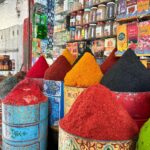 Vera Kolodzig Instagram - Saímos das ruínas de Volubilis já tarde e a chegada a Rabat foi já de noite. O grande desafio foi eu ver estrelinhas às cores a brilhar à minha frente por causa da minha falta de vista e lentes já cansadas. A capital de Marrocos é uma montra não muito representativa do resto do país e ainda assim encantadora! A vila nova distingue-se por avenidas de palmeiras alinhadas, a medina é de fácil circulação, a praia mesmo ali confere um aroma a maresia presente no ar, e o imponente Kasbah tem um ambiente sereno, tranquilo e limpinho (um kasbah é a cidadela das cidades árabes fortificadas). O turismo é pouco e maioritariamente local, mas na minha opinião vale a pena uma passagem por aqui para vaguear pelas avenidas largas e admirar as imponentes portas da cidade velha. Ainda nos atrevemos a um mergulho no mar, sendo claramente, as únicas duas europeias numa praia com centenas de pessoas. Para além disso ainda pudemos admirar o incrível trabalho de alguns artesãos que picam minuciosamente azulejos e criam os padrões tão tipicamente marroquinos. Entretanto já nós fizemos à estrada outra vez, rumo a sul. Depois de uma paragem com temperaturas amenas, estamos preparadas para enfrentar o calor de Marraquexe. . . . #roadtrip #morocco #rabat #instatravel #travelwithfriends Rabat, Morocco