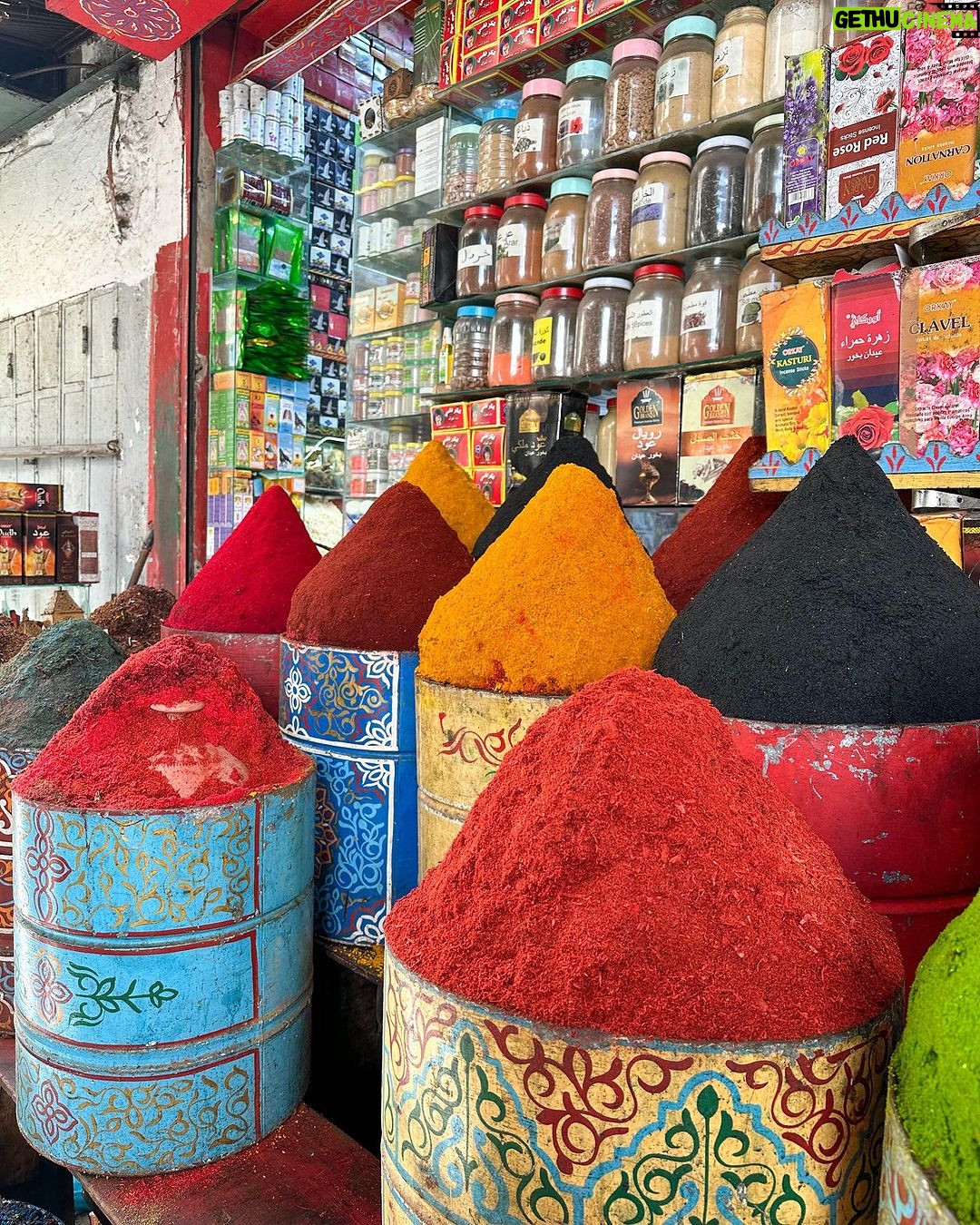 Vera Kolodzig Instagram - Saímos das ruínas de Volubilis já tarde e a chegada a Rabat foi já de noite. O grande desafio foi eu ver estrelinhas às cores a brilhar à minha frente por causa da minha falta de vista e lentes já cansadas. A capital de Marrocos é uma montra não muito representativa do resto do país e ainda assim encantadora! A vila nova distingue-se por avenidas de palmeiras alinhadas, a medina é de fácil circulação, a praia mesmo ali confere um aroma a maresia presente no ar, e o imponente Kasbah tem um ambiente sereno, tranquilo e limpinho (um kasbah é a cidadela das cidades árabes fortificadas). O turismo é pouco e maioritariamente local, mas na minha opinião vale a pena uma passagem por aqui para vaguear pelas avenidas largas e admirar as imponentes portas da cidade velha. Ainda nos atrevemos a um mergulho no mar, sendo claramente, as únicas duas europeias numa praia com centenas de pessoas. Para além disso ainda pudemos admirar o incrível trabalho de alguns artesãos que picam minuciosamente azulejos e criam os padrões tão tipicamente marroquinos. Entretanto já nós fizemos à estrada outra vez, rumo a sul. Depois de uma paragem com temperaturas amenas, estamos preparadas para enfrentar o calor de Marraquexe. . . . #roadtrip #morocco #rabat #instatravel #travelwithfriends Rabat, Morocco