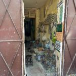 Vera Kolodzig Instagram – Saímos das ruínas de Volubilis já tarde e a chegada a Rabat foi já de noite. O grande desafio foi eu ver estrelinhas às cores a brilhar à minha frente por causa da minha falta de vista e lentes já cansadas. 
A capital de Marrocos é uma montra não muito representativa do resto do país e ainda assim encantadora! A vila nova distingue-se por avenidas de palmeiras alinhadas, a medina é de fácil circulação, a praia mesmo ali confere um aroma a maresia presente no ar, e o imponente Kasbah tem um ambiente sereno, tranquilo e limpinho (um kasbah é a cidadela das cidades árabes fortificadas). O turismo é pouco e maioritariamente local, mas na minha opinião vale a pena uma passagem por aqui para vaguear pelas avenidas largas e admirar as imponentes portas da cidade velha. Ainda nos atrevemos a um mergulho no mar, sendo claramente, as únicas duas europeias numa praia com centenas de pessoas. Para além disso ainda pudemos admirar o incrível trabalho de alguns artesãos que picam minuciosamente azulejos e criam os padrões tão tipicamente marroquinos.
Entretanto já nós fizemos à estrada outra vez, rumo a sul. Depois de uma paragem com temperaturas amenas, estamos preparadas para enfrentar o calor de Marraquexe.
.
.
.
#roadtrip #morocco #rabat #instatravel #travelwithfriends Rabat, Morocco