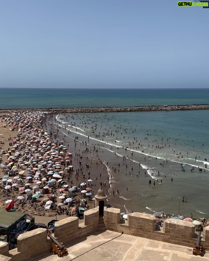 Vera Kolodzig Instagram - Saímos das ruínas de Volubilis já tarde e a chegada a Rabat foi já de noite. O grande desafio foi eu ver estrelinhas às cores a brilhar à minha frente por causa da minha falta de vista e lentes já cansadas. A capital de Marrocos é uma montra não muito representativa do resto do país e ainda assim encantadora! A vila nova distingue-se por avenidas de palmeiras alinhadas, a medina é de fácil circulação, a praia mesmo ali confere um aroma a maresia presente no ar, e o imponente Kasbah tem um ambiente sereno, tranquilo e limpinho (um kasbah é a cidadela das cidades árabes fortificadas). O turismo é pouco e maioritariamente local, mas na minha opinião vale a pena uma passagem por aqui para vaguear pelas avenidas largas e admirar as imponentes portas da cidade velha. Ainda nos atrevemos a um mergulho no mar, sendo claramente, as únicas duas europeias numa praia com centenas de pessoas. Para além disso ainda pudemos admirar o incrível trabalho de alguns artesãos que picam minuciosamente azulejos e criam os padrões tão tipicamente marroquinos. Entretanto já nós fizemos à estrada outra vez, rumo a sul. Depois de uma paragem com temperaturas amenas, estamos preparadas para enfrentar o calor de Marraquexe. . . . #roadtrip #morocco #rabat #instatravel #travelwithfriends Rabat, Morocco