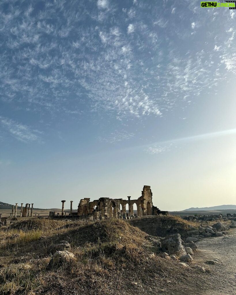 Vera Kolodzig Instagram - Dia 6: Volubilis Nunca fui ao Templo de Diana em Évora, mas já fui às ruínas romanas em Marrocos 🫣 . . . #morocco #roadtrip #volubilis #meknes #romanruins #ruinasromanas
