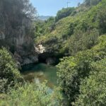 Vera Kolodzig Instagram - Dia 2: Depois de um pequeno-almoço farto em M’semmen, harcha e tantos outros pães e doces marroquinos, partimos em direção à cascata de Ackchour. Pelo caminho montanhas a perder de vista, numa estrada que desde que foi pavimentada trouxe também infelizmente montanhas de lixo a céu aberto à região… As plantações de cannabis são muitas, com um aroma que se entranha nas narinas assim que abrimos as janelas do carro. E que provavelmente trazem também uma certa leveza e confusão mental, só pelo cheiro. 😂 Confesso que esperava muito mais turistas estrangeiros na cascata, e na verdade, numa tarde inteira pelos caminhos ladeados de pequenas piscinas de àgua refrescante, vimos só dois ou três. A multidão presente era maioritariamente de turistas e famílias locais provavelmente pelo medo que os estrangeiros têm das temperaturas sufocantes nesta altura do ano. Que bom para nós! Prefiro sempre experiências mais autênticas. À chegada fomos abordadas por crianças que se ofereceram para nos mostrar o caminho, o que recusámos, não fosse eu a maior croma dos guias Lonely Planet que me informam das dicas todas. Sabia que depois da barragem havia duas opções: esquerda para a cascata, direita para a “Ponte de Deus”, um arco de pedra 25m acima do rio. Esta não vimos. Em vez disso fomos andando pelas piscinas naturais onde nos refrescámos ao lado de três famílias marroquinas e bebemos um belíssimo chá de menta sentadas literalmente dentro do rio. Perguntámos educadamente se podíamos estar de Bikini, e apesar de não haver restrições, achámos por bem adoptar uma vestimenta mais discreta percebendo que poderíamos ofender os presentes. Não queríamos ser as nudistas na costa da Caparica. No regresso a Chefchauen o GPS trouxe-nos por novos caminhos em que as fotografias não fazem jus à imponência apresentada. Agora é hora de uma refeição local, a primeira tajine da viagem para aconchegar. . . . #roadtrip #morocco #ackchour #chefchauen #instatravel #travelwithfriends #waterfalls #ackchourwaterfall Les Cascades D'ackchour