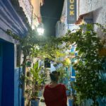 Vera Kolodzig Instagram - Dia 1: Uma mudança de planos, uma oportunidade e um desafio lançado por uma amiga trouxeram-me mais uma vez a Marrocos, desta vez por novos caminhos. É a minha quinta vez neste país, a primeira dela e a minha primeira de carro e com tempo! Chegámos a Tarifa ontem pelas 18h e fomos surpreendidas por uma inesperada vida nocturna por ruas e ruelas de influência árabe. Conhecemos duas mulheres maravilhosas e acabámos por dormir menos do que devíamos. Às 8 da manhã de hoje estávamos já na travessia Algeciras - Ceuta para depois enfrentar umas horas na fila da fronteira. Mas tudo tranquilo, acho que com os nossos sorrisos e francês macarrónico já fizemos o dia a alguns marroquinos na fronteira e na bomba de gasolina. A viagem até Chefchauen foi de duas horas e tal por curvas e contracurvas de montanhas imponentes. O céu de um tom baço reflecte bem os 43graus que se fazem sentir nesta altura do ano. Chefchauen foi fundada em 1471 como base para as tribos berberes atacarem os portugueses em Ceuta. Hoje em dia qualquer português é muito bem recebido em Marrocos. Assim que dizemos a nossa nacionalidade ouvimos os gritos de “Rui Costa”, “Ronaldo” e “bacalhau” 🤣. Originalmente conhecida como Chaoeun, que significa “picos”, em 1975 foi renomeada Chefchauen que significa “Olha para os Picos”. Aqui estamos nós, nos picos marroquinos, deslumbradas pelos tons de azul e envolvidas pelo aroma a menta que paira no ar. Obrigada @rirricarioca por me teres desafiado para esta viagem única que ainda agora começou. . . . #roadtrip #marrocos #chefchaouen #morocco #instatravel #travelwithfriends Chefchaouen, Morocco
