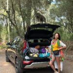 Vera Kolodzig Instagram - Quem já fez o “tetris” para colocar todos os apetrechos para as férias no seu carro? 😜 Estou a preparar-me para umas belas férias por aí, para desfrutar muito da natureza como eu gosto e aproveitar as actividades ao ar livre. Não sei bem quando regresso a casa, por isso vou bem prevenida com tenda, toldo, colchão, jogos de tabuleiro, chapéu de sol, chinelos, geleira e uma mala com roupas para mim e para o Mateus. O que vale é que a bagageira do meu Kia Niro HEV @kia_portugal é bem espaçosa, por isso, até podia só voltar daqui a um mês! Para além disso, como é híbrido, as emissões são reduzidas e garante-me mais quilómetros por menos energia. O Mateus e eu estamos prontos para partir por aí, bem confortáveis. E tu? Ainda vais de férias ou já estás de regresso? 😉 . . . #kianiro #kia #parceria #ferias #actividadesaoarlivre