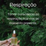 Vera Kolodzig Instagram - Há uns anos atrás sentia-me muito insegura e com fraca autoestima. Não gostava muito de mim e fazia tudo para agradar, colocando muitas vezes as necessidades dos outros à frente das minhas. Isso às vezes reflectia-se também em timidez que era depois confundida com arrogância ou mau feitio. Nem sempre fui uma pessoa positiva. Percebi nos últimos anos que a felicidade dá trabalho e começa dentro de nós. E ser feliz não significa que estou sempre bem, significa apenas que vivo de forma mais consciente. A felicidade para mim é como o céu azul que está sempre lá, apesar das nuvens que passam. A @liquidland_ ,desafiou-me a partilhar 5 dicas para uma vida mais positiva: 🌿Respiração Tomar consciência da respiração traz-nos ao momento presente. Há que praticar para a sabermos usar nos momentos mais desafiantes. 🌿Apreciação Apreciar e agradecer as coisas simples potencia as nossas emoções positivas. Podemos fazer uma lista de gratidão ou simplesmente agradecer as pequenas coisas do nosso dia-a-dia. 🌿Autocuidado Cuidar de nós fomenta a auto-estima e amor próprio. Os nossos rituais, como cuidar da pele, são um óptimo começo. 🌿Aceitação Aceitar o que não podemos mudar traz-nos paz e tranquilidade. 🌿Responsabilização Assumir responsabilidade sobre a nossa atitude permite-nos mudar o que está ao nosso alcance. Espero que estas dicas te permitam começar a viver de forma mais positiva. Este óleo natural está disponível na minha loja em kologica.com com 30% de desconto até dia 4 de agosto. Aproveitem! . . . #pub #liquidland #autocuidado #selfesteem #vidapositiva #kologicadevida