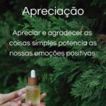 Vera Kolodzig Instagram - Há uns anos atrás sentia-me muito insegura e com fraca autoestima. Não gostava muito de mim e fazia tudo para agradar, colocando muitas vezes as necessidades dos outros à frente das minhas. Isso às vezes reflectia-se também em timidez que era depois confundida com arrogância ou mau feitio. Nem sempre fui uma pessoa positiva. Percebi nos últimos anos que a felicidade dá trabalho e começa dentro de nós. E ser feliz não significa que estou sempre bem, significa apenas que vivo de forma mais consciente. A felicidade para mim é como o céu azul que está sempre lá, apesar das nuvens que passam. A @liquidland_ ,desafiou-me a partilhar 5 dicas para uma vida mais positiva: 🌿Respiração Tomar consciência da respiração traz-nos ao momento presente. Há que praticar para a sabermos usar nos momentos mais desafiantes. 🌿Apreciação Apreciar e agradecer as coisas simples potencia as nossas emoções positivas. Podemos fazer uma lista de gratidão ou simplesmente agradecer as pequenas coisas do nosso dia-a-dia. 🌿Autocuidado Cuidar de nós fomenta a auto-estima e amor próprio. Os nossos rituais, como cuidar da pele, são um óptimo começo. 🌿Aceitação Aceitar o que não podemos mudar traz-nos paz e tranquilidade. 🌿Responsabilização Assumir responsabilidade sobre a nossa atitude permite-nos mudar o que está ao nosso alcance. Espero que estas dicas te permitam começar a viver de forma mais positiva. Este óleo natural está disponível na minha loja em kologica.com com 30% de desconto até dia 4 de agosto. Aproveitem! . . . #pub #liquidland #autocuidado #selfesteem #vidapositiva #kologicadevida