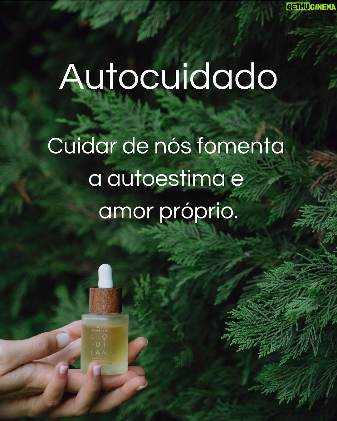 Vera Kolodzig Instagram - Há uns anos atrás sentia-me muito insegura e com fraca autoestima. Não gostava muito de mim e fazia tudo para agradar, colocando muitas vezes as necessidades dos outros à frente das minhas. Isso às vezes reflectia-se também em timidez que era depois confundida com arrogância ou mau feitio. Nem sempre fui uma pessoa positiva. Percebi nos últimos anos que a felicidade dá trabalho e começa dentro de nós. E ser feliz não significa que estou sempre bem, significa apenas que vivo de forma mais consciente. A felicidade para mim é como o céu azul que está sempre lá, apesar das nuvens que passam. A @liquidland_ ,desafiou-me a partilhar 5 dicas para uma vida mais positiva: 🌿Respiração Tomar consciência da respiração traz-nos ao momento presente. Há que praticar para a sabermos usar nos momentos mais desafiantes. 🌿Apreciação Apreciar e agradecer as coisas simples potencia as nossas emoções positivas. Podemos fazer uma lista de gratidão ou simplesmente agradecer as pequenas coisas do nosso dia-a-dia. 🌿Autocuidado Cuidar de nós fomenta a auto-estima e amor próprio. Os nossos rituais, como cuidar da pele, são um óptimo começo. 🌿Aceitação Aceitar o que não podemos mudar traz-nos paz e tranquilidade. 🌿Responsabilização Assumir responsabilidade sobre a nossa atitude permite-nos mudar o que está ao nosso alcance. Espero que estas dicas te permitam começar a viver de forma mais positiva. Este óleo natural está disponível na minha loja em kologica.com com 30% de desconto até dia 4 de agosto. Aproveitem! . . . #pub #liquidland #autocuidado #selfesteem #vidapositiva #kologicadevida