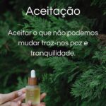 Vera Kolodzig Instagram - Há uns anos atrás sentia-me muito insegura e com fraca autoestima. Não gostava muito de mim e fazia tudo para agradar, colocando muitas vezes as necessidades dos outros à frente das minhas. Isso às vezes reflectia-se também em timidez que era depois confundida com arrogância ou mau feitio. Nem sempre fui uma pessoa positiva. Percebi nos últimos anos que a felicidade dá trabalho e começa dentro de nós. E ser feliz não significa que estou sempre bem, significa apenas que vivo de forma mais consciente. A felicidade para mim é como o céu azul que está sempre lá, apesar das nuvens que passam. A @liquidland_ ,desafiou-me a partilhar 5 dicas para uma vida mais positiva: 🌿Respiração Tomar consciência da respiração traz-nos ao momento presente. Há que praticar para a sabermos usar nos momentos mais desafiantes. 🌿Apreciação Apreciar e agradecer as coisas simples potencia as nossas emoções positivas. Podemos fazer uma lista de gratidão ou simplesmente agradecer as pequenas coisas do nosso dia-a-dia. 🌿Autocuidado Cuidar de nós fomenta a auto-estima e amor próprio. Os nossos rituais, como cuidar da pele, são um óptimo começo. 🌿Aceitação Aceitar o que não podemos mudar traz-nos paz e tranquilidade. 🌿Responsabilização Assumir responsabilidade sobre a nossa atitude permite-nos mudar o que está ao nosso alcance. Espero que estas dicas te permitam começar a viver de forma mais positiva. Este óleo natural está disponível na minha loja em kologica.com com 30% de desconto até dia 4 de agosto. Aproveitem! . . . #pub #liquidland #autocuidado #selfesteem #vidapositiva #kologicadevida