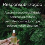 Vera Kolodzig Instagram - Há uns anos atrás sentia-me muito insegura e com fraca autoestima. Não gostava muito de mim e fazia tudo para agradar, colocando muitas vezes as necessidades dos outros à frente das minhas. Isso às vezes reflectia-se também em timidez que era depois confundida com arrogância ou mau feitio. Nem sempre fui uma pessoa positiva. Percebi nos últimos anos que a felicidade dá trabalho e começa dentro de nós. E ser feliz não significa que estou sempre bem, significa apenas que vivo de forma mais consciente. A felicidade para mim é como o céu azul que está sempre lá, apesar das nuvens que passam. A @liquidland_ ,desafiou-me a partilhar 5 dicas para uma vida mais positiva: 🌿Respiração Tomar consciência da respiração traz-nos ao momento presente. Há que praticar para a sabermos usar nos momentos mais desafiantes. 🌿Apreciação Apreciar e agradecer as coisas simples potencia as nossas emoções positivas. Podemos fazer uma lista de gratidão ou simplesmente agradecer as pequenas coisas do nosso dia-a-dia. 🌿Autocuidado Cuidar de nós fomenta a auto-estima e amor próprio. Os nossos rituais, como cuidar da pele, são um óptimo começo. 🌿Aceitação Aceitar o que não podemos mudar traz-nos paz e tranquilidade. 🌿Responsabilização Assumir responsabilidade sobre a nossa atitude permite-nos mudar o que está ao nosso alcance. Espero que estas dicas te permitam começar a viver de forma mais positiva. Este óleo natural está disponível na minha loja em kologica.com com 30% de desconto até dia 4 de agosto. Aproveitem! . . . #pub #liquidland #autocuidado #selfesteem #vidapositiva #kologicadevida