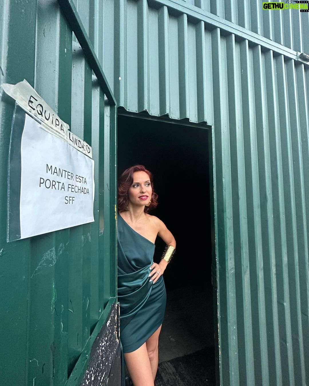 Vera Kolodzig Instagram - Sábado à porta do Clube. 📸: @pat.sequeira . . . #saturday #sabadotambemédia #oclube #shooting #photooftheday