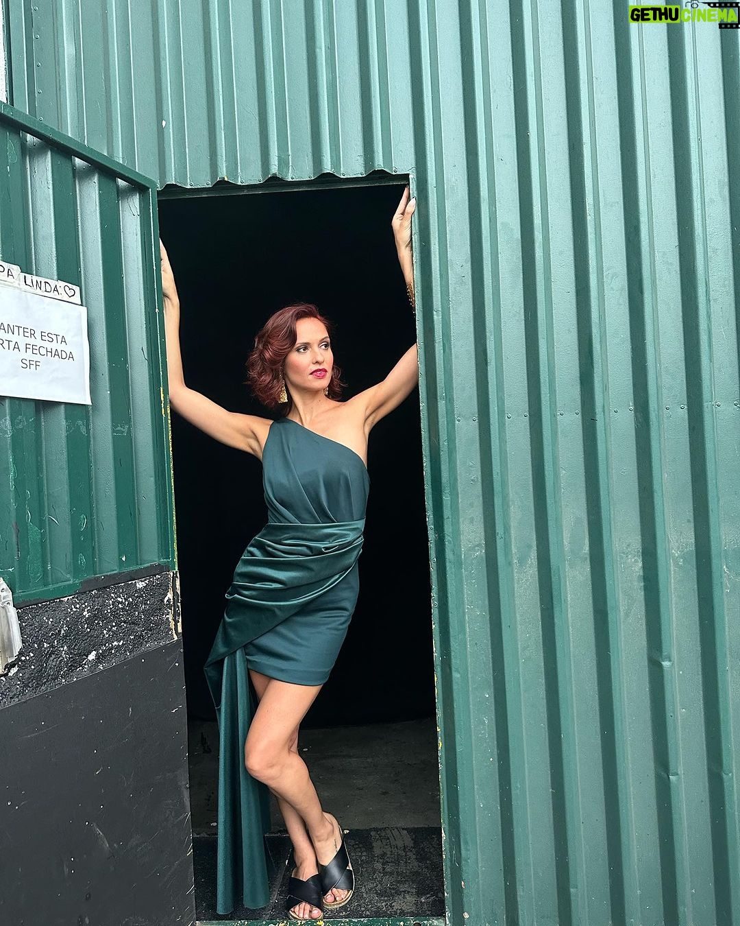 Vera Kolodzig Instagram - Sábado à porta do Clube. 📸: @pat.sequeira . . . #saturday #sabadotambemédia #oclube #shooting #photooftheday