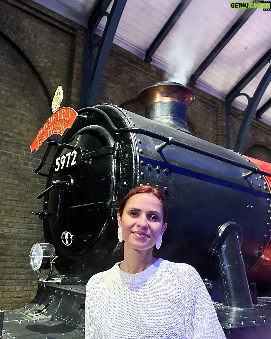Vera Kolodzig Instagram - Quando viajas sozinha com uma criança de 8 anos e o tripé se parte no primeiro dia, as fotos e vídeos possíveis são de baixo para cima 🤣 . . . #travelwithkids #london #londres #instatravel #warnerbrosstudiotour