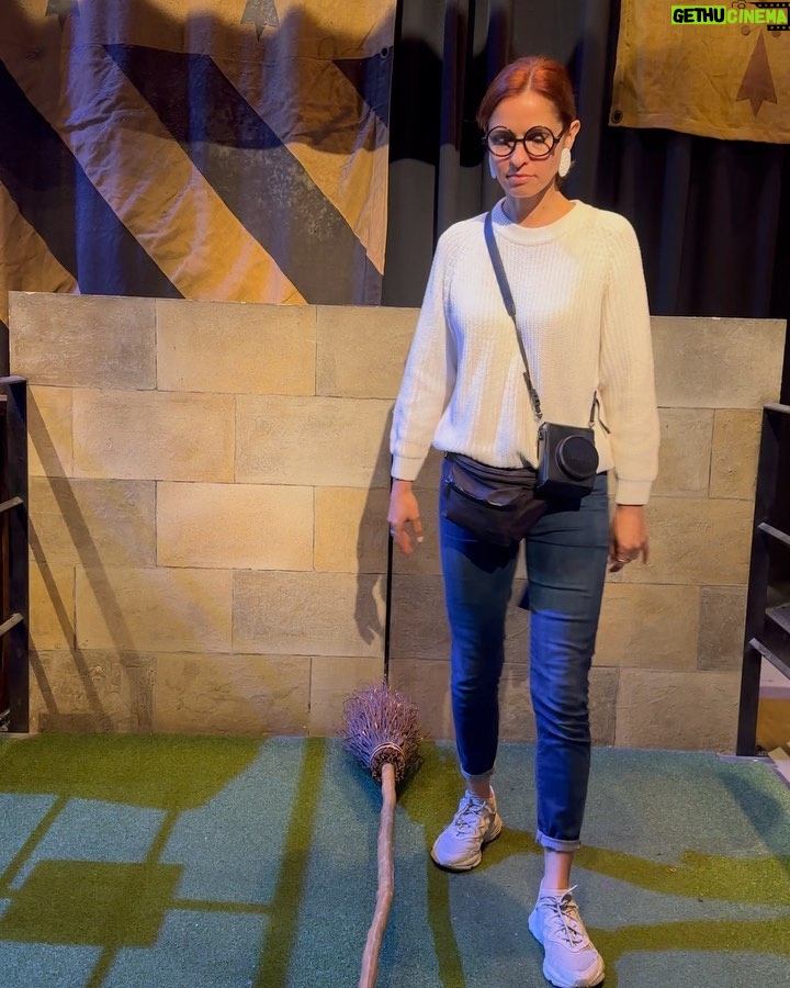 Vera Kolodzig Instagram - Quando viajas sozinha com uma criança de 8 anos e o tripé se parte no primeiro dia, as fotos e vídeos possíveis são de baixo para cima 🤣 . . . #travelwithkids #london #londres #instatravel #warnerbrosstudiotour