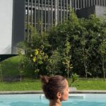 Vera Kolodzig Instagram - “A diferença entre “solidão” e “a sós” está na lente através da qual vemos o tempo que passamos sozinhos. A lente da solidão torna-nos inseguros e propensos a mas decisões. A lente que nos vê a sós torna-nos abertos a novas experiências e curiosos. Como tal, o tempo que passamos a sós é a base sobre a qual edificamos o amor.” Jay Shetty . . . #octantfurnas #tempoasos #acores #visitazores #furnas @octant.furnas Octant Hotels · Furnas