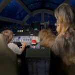 Vera Kolodzig Instagram - Viajar sozinha com uma criança de 8 anos requer alguma organização e planeamento. Eu, que gosto de aproveitar ao máximo as minhas viagens e neste caso tinha os dias contados, aprendi na última viagem a Barcelona que o melhor mesmo é organizar cada dia quando estamos em cidades grandes, para poder dar alguma segurança ao Mateus. Deixei alguns dias livres em Barcelona, que com a minha própria incerteza de para que lado me virar, culminou em birras de cansaço das duas partes 😬. Isto porque uma das grandes necessidades do Mateus é segurança, mais do que novidade. Então percebi que o maior estado de flow se dá quando existe estrutura, tal como a liberdade que as rotinas nos dão, tal como as melhores improvisações exigem preparação. Nesta viagem decidi que faríamos dia sim dia não as actividades para ele e as actividades para mim. Assim estamos os dois preparados para cada dia e acabamos por nos divertir mais. No primeiro dia fizemos uma walking tour do Harry Potter (eu nem sou muito de passeios de grupo organizados, mas a verdade é que sozinha com ele me dá alguma estrutura e facilita a logística), e foi espectacular! Ficámos a conhecer Londres pelas localizações das filmagens e ainda aprendemos alguma história. O segundo dia foi dedicado a mim - um reencontro com uma amiga de há 16 anos, uma visita à escola, um passeio na floresta (na natureza como eu gosto) e uma experiência gastronómica única criada pelo @henriquesapessoa no @joiabattersea . Hoje começámos no London Eye e percebi que o Mateus herdou o meu medo de alturas 😬. Nada que uma pequena mentirinha sobre como cada cápsula se transforma num zepelim e voa no caso de se desprender da roda não resolvesse. Deu para acalmar o seu coração acelerado, e passado umas horas assumi a mentira. O museu da cera foi demasiado intenso para nós. Não entendo a necessidade destes lugares de exagerarem nos decibéis do som. Já não basta a intensidade de levar com centenas de pessoas, ainda ficamos com o cérebro tremido de efeitos especiais. Acabámos o dia com o Rei Leão e já me emocionei. A beleza e o talento são arrebatadores para mim. Que boa experiência esta! Londres… O meu coração está a abrir-se novamente para ti ❤️