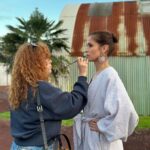 Vera Kolodzig Instagram - Por trás da câmaras do programa @missaoportugues : - Qualquer carrinha, wc público ou cantinho pode ser um camarim (troco de roupa em tempo record com algum contorcionismo à mistura) - Raramente ficamos mais do que uma noite no mesmo hotel - Os desafios raramente são completados até ao fim (não se iludam, quando estou a levar massagens, na verdade são 10minutos no máximo) - O @joaopaulorodrigues.oficial e eu gravamos com a mesma equipa, por isso não estamos em dois lugares diferentes ao mesmo tempo - A voz da “Missão” enquanto gravamos na verdade é de um homem, o @chicorodrigues - O @rytchyzof tem um especial talento por me pôr a caminhar 20metros que parecem kms em imagem - Andamos muito e descansamos pouco (só no mês de o Outubro fizemos 3500kms) - A equipa não é 100% portuguesa 😬 temos um meio brasileiro, um totalmente brasileiro e uma apresentadora com uma costela alemã - Às vezes temos de adaptar os guiões por causa da metereologia - Gostamos de jantares regados a vinho dos produtores locais de conhecemos - Muitas vezes perdemos a noção de onde estamos - Somos uma família e gostamos todos muito uns dos outros ❤️ . . . #missao100portugues #familia #programa #rtp #bastidores #behindthescenes Ponta Delgada, Azores