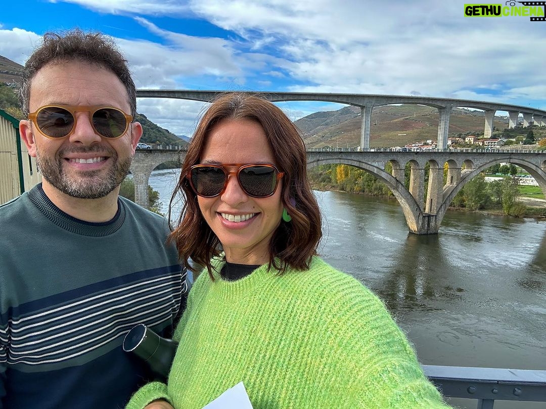 Vera Kolodzig Instagram - Alegria no trabalho com o @joaopaulorodrigues.oficial 😎 . . . #alegrianotrabalho #joaopaulorodrigues #douro #portugal #missao100portugues #instatravel Peso Da Régua - Douro