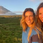 Vera Kolodzig Instagram – Há exactamente um ano surgiu uma oportunidade de última hora de ir à Ilha do Pico fazer um retiro como participante. Seriam uns dias de yoga, meditação e contacto com a natureza e nem eu sabia a importância de tirar esses dias para mim no início do ano. Ajudou-me a ganhar clareza, a perceber que passos queria dar, a definir o tom do meu ano, a relembrar-me da importância do contacto com a natureza. Foram dias muito importantes para eu me escutar, para alinhar ideias e descansar o corpo. Para além disso conheci pessoas maravilhosas. É tão bom sentir que não estamos sozinhos neste caminho e que temos todos desafios tão parecidos!
Convidei a Rita @rirricarioca para vir comigo, e a experiência foi tão impactante para nós que decidimos organizar um retiro Kológica neste início de ano. (Para quem ainda não percebeu, além de grande amiga, companheira de jornada e irmã de alma, a Rita é o meu braço direito – e esquerdo – no meu projecto @_kologica_ .) O próximo retiro Kológica vai ser de 26 a 28 de Janeiro no Craveiral Farmhouse no Alentejo @craveiral , um lugar muito especial para mim, onde parece que o tempo pára. Passei momentos incríveis no ano que passou – passeios de bicicleta, observar a horta e os animais da quinta, mergulhos na piscina interior aquecida – e agora quero poder partilhar essa experiência. Se sentes que chegou o momento de fazer um retiro, clica no link na bio para mais informações. 👆
.
.
.
#retiro #retirokologica