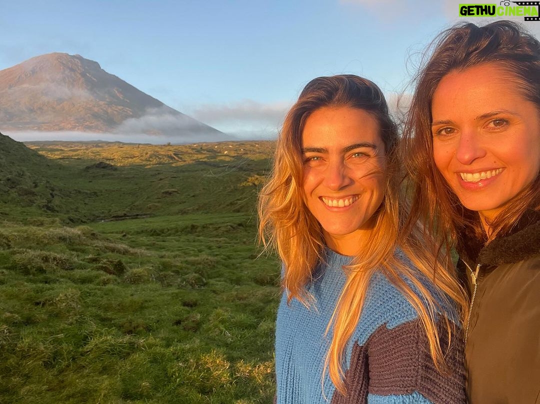 Vera Kolodzig Instagram - Há exactamente um ano surgiu uma oportunidade de última hora de ir à Ilha do Pico fazer um retiro como participante. Seriam uns dias de yoga, meditação e contacto com a natureza e nem eu sabia a importância de tirar esses dias para mim no início do ano. Ajudou-me a ganhar clareza, a perceber que passos queria dar, a definir o tom do meu ano, a relembrar-me da importância do contacto com a natureza. Foram dias muito importantes para eu me escutar, para alinhar ideias e descansar o corpo. Para além disso conheci pessoas maravilhosas. É tão bom sentir que não estamos sozinhos neste caminho e que temos todos desafios tão parecidos! Convidei a Rita @rirricarioca para vir comigo, e a experiência foi tão impactante para nós que decidimos organizar um retiro Kológica neste início de ano. (Para quem ainda não percebeu, além de grande amiga, companheira de jornada e irmã de alma, a Rita é o meu braço direito - e esquerdo - no meu projecto @_kologica_ .) O próximo retiro Kológica vai ser de 26 a 28 de Janeiro no Craveiral Farmhouse no Alentejo @craveiral , um lugar muito especial para mim, onde parece que o tempo pára. Passei momentos incríveis no ano que passou - passeios de bicicleta, observar a horta e os animais da quinta, mergulhos na piscina interior aquecida - e agora quero poder partilhar essa experiência. Se sentes que chegou o momento de fazer um retiro, clica no link na bio para mais informações. 👆 . . . #retiro #retirokologica