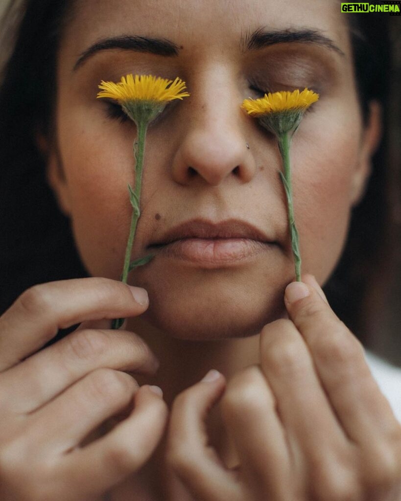 Vera Kolodzig Instagram - “A beleza está nos olhos de quem a vê”. 📸: @pedroluzelobos . . . #beleza #fotografia #photoshoot #natureza #flores
