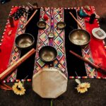 Vera Kolodzig Instagram – Há exactamente um ano surgiu uma oportunidade de última hora de ir à Ilha do Pico fazer um retiro como participante. Seriam uns dias de yoga, meditação e contacto com a natureza e nem eu sabia a importância de tirar esses dias para mim no início do ano. Ajudou-me a ganhar clareza, a perceber que passos queria dar, a definir o tom do meu ano, a relembrar-me da importância do contacto com a natureza. Foram dias muito importantes para eu me escutar, para alinhar ideias e descansar o corpo. Para além disso conheci pessoas maravilhosas. É tão bom sentir que não estamos sozinhos neste caminho e que temos todos desafios tão parecidos!
Convidei a Rita @rirricarioca para vir comigo, e a experiência foi tão impactante para nós que decidimos organizar um retiro Kológica neste início de ano. (Para quem ainda não percebeu, além de grande amiga, companheira de jornada e irmã de alma, a Rita é o meu braço direito – e esquerdo – no meu projecto @_kologica_ .) O próximo retiro Kológica vai ser de 26 a 28 de Janeiro no Craveiral Farmhouse no Alentejo @craveiral , um lugar muito especial para mim, onde parece que o tempo pára. Passei momentos incríveis no ano que passou – passeios de bicicleta, observar a horta e os animais da quinta, mergulhos na piscina interior aquecida – e agora quero poder partilhar essa experiência. Se sentes que chegou o momento de fazer um retiro, clica no link na bio para mais informações. 👆
.
.
.
#retiro #retirokologica