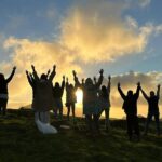 Vera Kolodzig Instagram – Há exactamente um ano surgiu uma oportunidade de última hora de ir à Ilha do Pico fazer um retiro como participante. Seriam uns dias de yoga, meditação e contacto com a natureza e nem eu sabia a importância de tirar esses dias para mim no início do ano. Ajudou-me a ganhar clareza, a perceber que passos queria dar, a definir o tom do meu ano, a relembrar-me da importância do contacto com a natureza. Foram dias muito importantes para eu me escutar, para alinhar ideias e descansar o corpo. Para além disso conheci pessoas maravilhosas. É tão bom sentir que não estamos sozinhos neste caminho e que temos todos desafios tão parecidos!
Convidei a Rita @rirricarioca para vir comigo, e a experiência foi tão impactante para nós que decidimos organizar um retiro Kológica neste início de ano. (Para quem ainda não percebeu, além de grande amiga, companheira de jornada e irmã de alma, a Rita é o meu braço direito – e esquerdo – no meu projecto @_kologica_ .) O próximo retiro Kológica vai ser de 26 a 28 de Janeiro no Craveiral Farmhouse no Alentejo @craveiral , um lugar muito especial para mim, onde parece que o tempo pára. Passei momentos incríveis no ano que passou – passeios de bicicleta, observar a horta e os animais da quinta, mergulhos na piscina interior aquecida – e agora quero poder partilhar essa experiência. Se sentes que chegou o momento de fazer um retiro, clica no link na bio para mais informações. 👆
.
.
.
#retiro #retirokologica