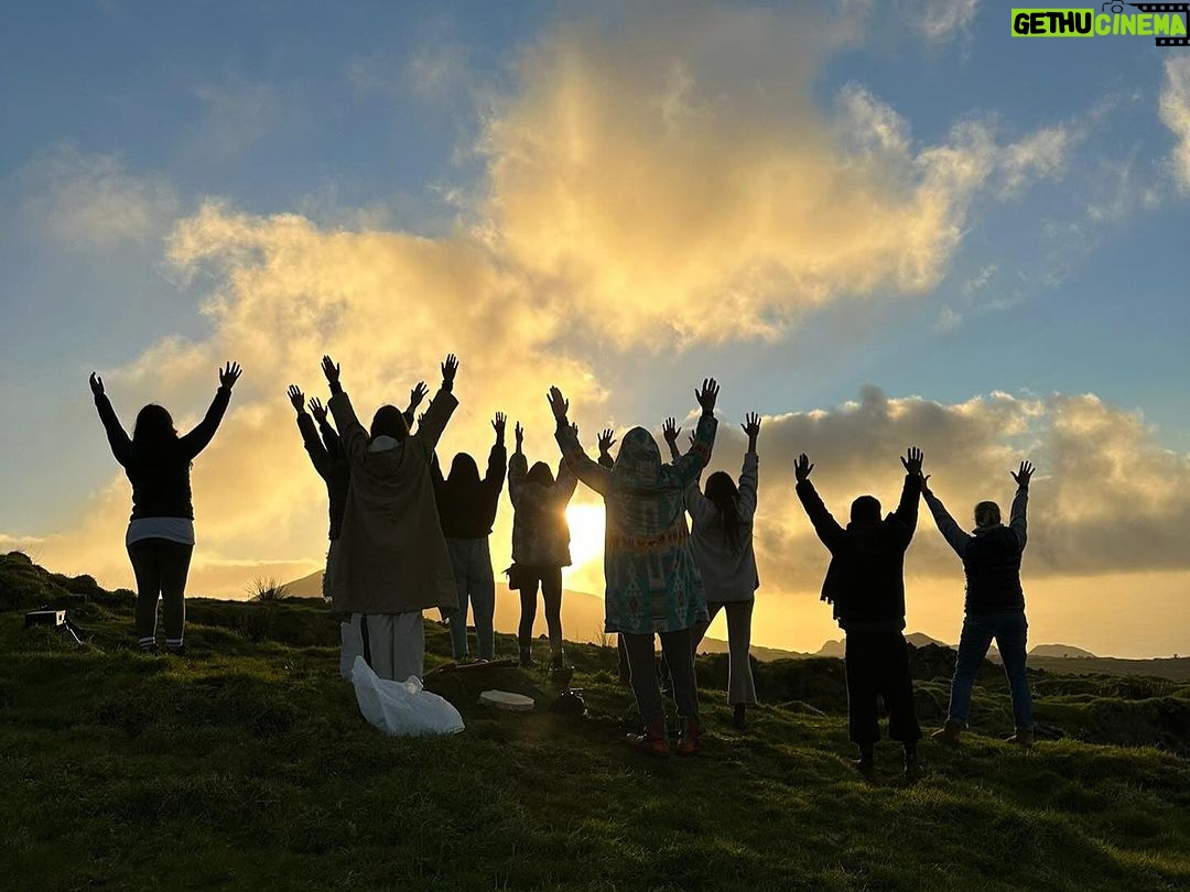 Vera Kolodzig Instagram - Há exactamente um ano surgiu uma oportunidade de última hora de ir à Ilha do Pico fazer um retiro como participante. Seriam uns dias de yoga, meditação e contacto com a natureza e nem eu sabia a importância de tirar esses dias para mim no início do ano. Ajudou-me a ganhar clareza, a perceber que passos queria dar, a definir o tom do meu ano, a relembrar-me da importância do contacto com a natureza. Foram dias muito importantes para eu me escutar, para alinhar ideias e descansar o corpo. Para além disso conheci pessoas maravilhosas. É tão bom sentir que não estamos sozinhos neste caminho e que temos todos desafios tão parecidos! Convidei a Rita @rirricarioca para vir comigo, e a experiência foi tão impactante para nós que decidimos organizar um retiro Kológica neste início de ano. (Para quem ainda não percebeu, além de grande amiga, companheira de jornada e irmã de alma, a Rita é o meu braço direito - e esquerdo - no meu projecto @_kologica_ .) O próximo retiro Kológica vai ser de 26 a 28 de Janeiro no Craveiral Farmhouse no Alentejo @craveiral , um lugar muito especial para mim, onde parece que o tempo pára. Passei momentos incríveis no ano que passou - passeios de bicicleta, observar a horta e os animais da quinta, mergulhos na piscina interior aquecida - e agora quero poder partilhar essa experiência. Se sentes que chegou o momento de fazer um retiro, clica no link na bio para mais informações. 👆 . . . #retiro #retirokologica
