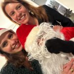 Vera Kolodzig Instagram – O melhor Natal de sempre ❤️. 
Ontem veio-me à cabeça uma frase em forma de insight: temos o poder de escolher criar as nossas próprias memórias felizes. 
A minha família nunca foi muito natalícia. Não tenho propriamente memórias felizes desta altura do ano, e menos felizes se tornaram com perdas numa data tão próxima (o meu pai e avó partiram no dia 21 de Dezembro com 13 anos de diferença). Na minha primeira véspera de Natal sem Mateus, após a minha separação, tinha ele 2 anos, cheguei a casa dos meus familiares ao fim da tarde e ainda não havia uma mesa posta. Também só havia pratos de carne, que eu já não comia há algum tempo, porque cancelaram o prato vegetariano já que “ninguém” ía comer. Olhei em volta e vi uma família como tantas outras, de televisão ligada e desconectados uns dos outros. A minha vontade e expectativa idílica de família unida caiu por terra, com a agravante de ser o meu primeiro Natal sem filho. A partir daí decidi que queria criar boas memórias para mim e para o Mateus e passei a fazer os Natais na minha casa. Encomendo e preparo a melhor comida, ponho a melhor mesa, crio a melhor fantasia à volta do pai Natal. 
Ontem foi incrivelmente especial. O Mateus esteve a tarde toda a ensaiar um espectáculo de magia que apresentou quando todos chegaram 😍 O número final consistia em sombras ao som da música preferida do meu pai ❤️
Servi o jantar e antes de começarmos a comer pedi um brinde aos 15 anos sem papá, 2 anos sem avó, e primeiro ano com o meu irmão depois de tantos anos na Alemanha (o primeiro que passou com o sobrinho). Não me alonguei porque o Mateus pediu para eu parar quando ouviu a minha voz trémula de emoção. Coloquei na mesa um baralho de perguntas profundas e falámos sobre assuntos que nunca tínhamos tocado: aventuras, sonhos, zonas de conforto e desconforto.
Consegui. Criei uma memória feliz. Rimos muito, quase chorámos, agradecemos, brincámos.
Agora é hora de levar o Mateus ao seu próximo Natal e o meu… Hoje, o meu será como há muitos anos – na casa da família que escolhi: amigos muito próximos. ❤️
Viva ao Natal e ao poder de criar memórias felizes!! Feliz Natal a todos!
#natal #natal2023 #memoriasfelizes