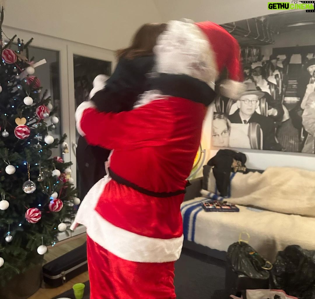Vera Kolodzig Instagram - O melhor Natal de sempre ❤️. Ontem veio-me à cabeça uma frase em forma de insight: temos o poder de escolher criar as nossas próprias memórias felizes. A minha família nunca foi muito natalícia. Não tenho propriamente memórias felizes desta altura do ano, e menos felizes se tornaram com perdas numa data tão próxima (o meu pai e avó partiram no dia 21 de Dezembro com 13 anos de diferença). Na minha primeira véspera de Natal sem Mateus, após a minha separação, tinha ele 2 anos, cheguei a casa dos meus familiares ao fim da tarde e ainda não havia uma mesa posta. Também só havia pratos de carne, que eu já não comia há algum tempo, porque cancelaram o prato vegetariano já que “ninguém” ía comer. Olhei em volta e vi uma família como tantas outras, de televisão ligada e desconectados uns dos outros. A minha vontade e expectativa idílica de família unida caiu por terra, com a agravante de ser o meu primeiro Natal sem filho. A partir daí decidi que queria criar boas memórias para mim e para o Mateus e passei a fazer os Natais na minha casa. Encomendo e preparo a melhor comida, ponho a melhor mesa, crio a melhor fantasia à volta do pai Natal. Ontem foi incrivelmente especial. O Mateus esteve a tarde toda a ensaiar um espectáculo de magia que apresentou quando todos chegaram 😍 O número final consistia em sombras ao som da música preferida do meu pai ❤️ Servi o jantar e antes de começarmos a comer pedi um brinde aos 15 anos sem papá, 2 anos sem avó, e primeiro ano com o meu irmão depois de tantos anos na Alemanha (o primeiro que passou com o sobrinho). Não me alonguei porque o Mateus pediu para eu parar quando ouviu a minha voz trémula de emoção. Coloquei na mesa um baralho de perguntas profundas e falámos sobre assuntos que nunca tínhamos tocado: aventuras, sonhos, zonas de conforto e desconforto. Consegui. Criei uma memória feliz. Rimos muito, quase chorámos, agradecemos, brincámos. Agora é hora de levar o Mateus ao seu próximo Natal e o meu… Hoje, o meu será como há muitos anos - na casa da família que escolhi: amigos muito próximos. ❤️ Viva ao Natal e ao poder de criar memórias felizes!! Feliz Natal a todos! #natal #natal2023 #memoriasfelizes