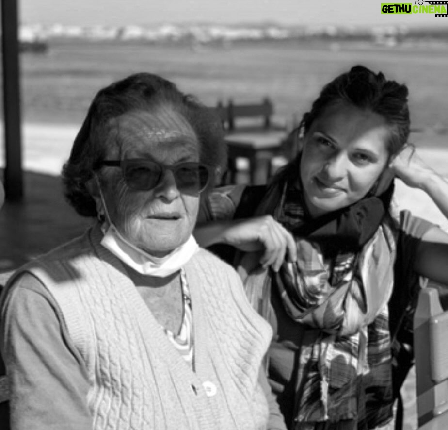 Vera Kolodzig Instagram - 21 de Dezembro, o dia das partidas. 🖤 21/02/1938 - 21/12/2008 09/03/1926 - 21/12/2021
